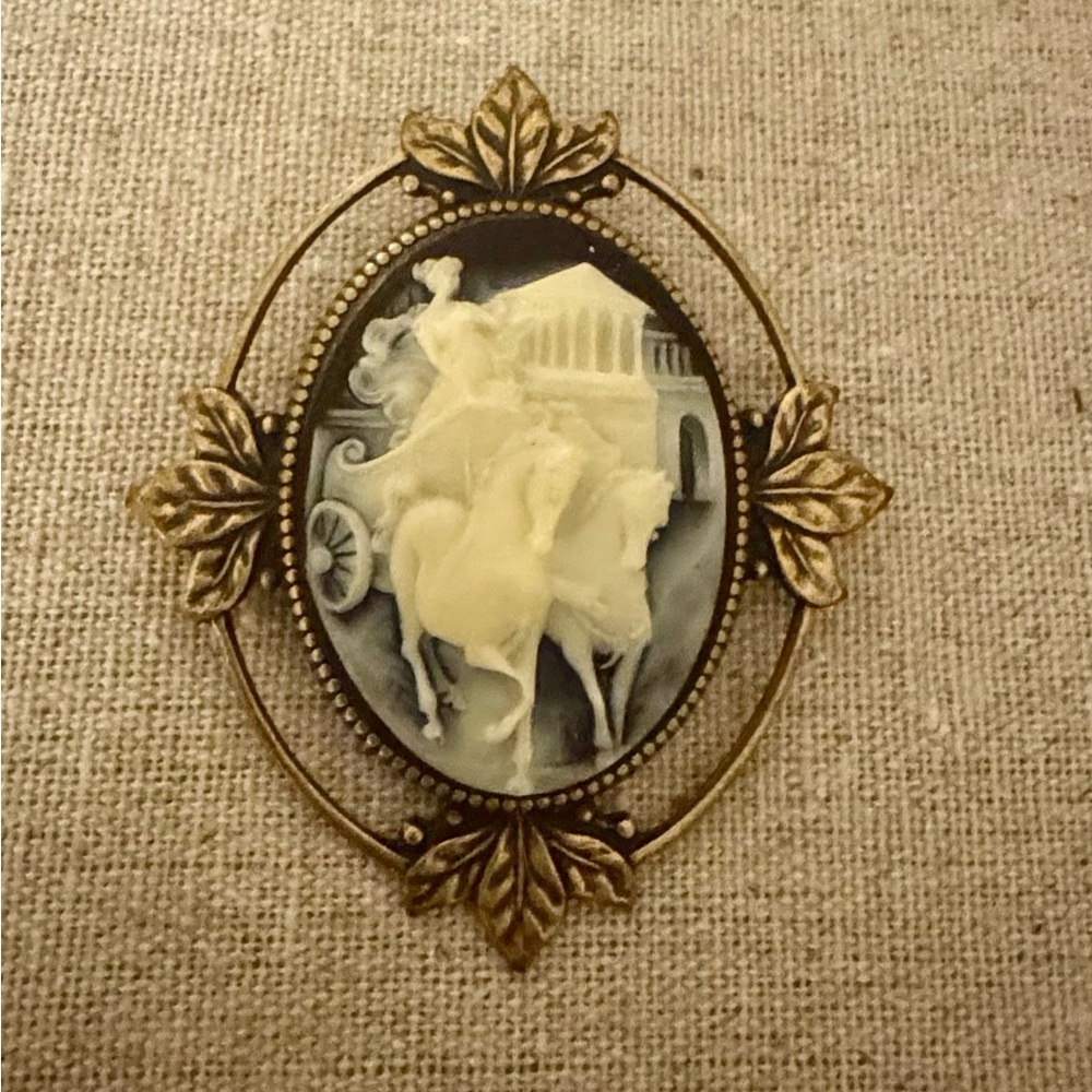 Vintage Cameo Brooch Gold tone - 1950s